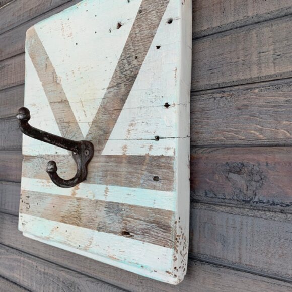 Recycled wood hook holder_wall hook for organization - Picture 2 of 3